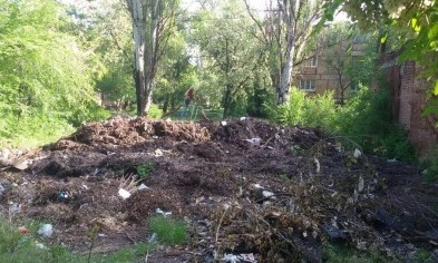 Между детскими площадками в Кривом Роге - свалка