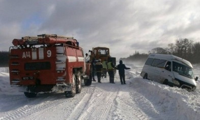 Почти полсотни автомобилей стали заложниками снежного плена на Днепропетровщине