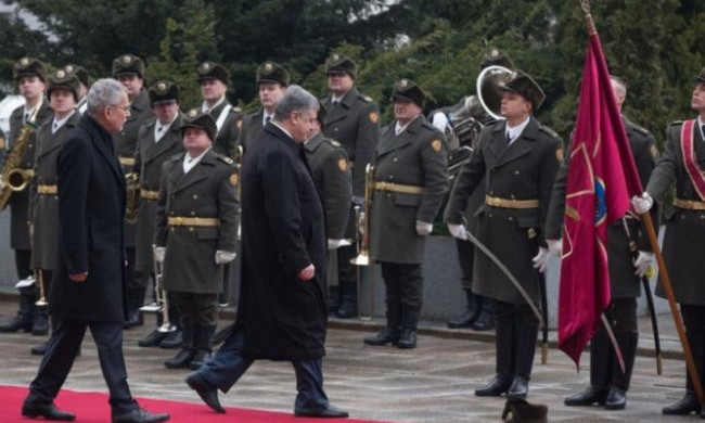 Порошенко «по-батьківськи» допоміг українському солдату на урочистостях: відео