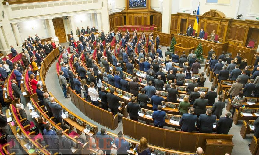 Количество нардепов сократится до 300: ВР приняла законопроект при первом чтении 