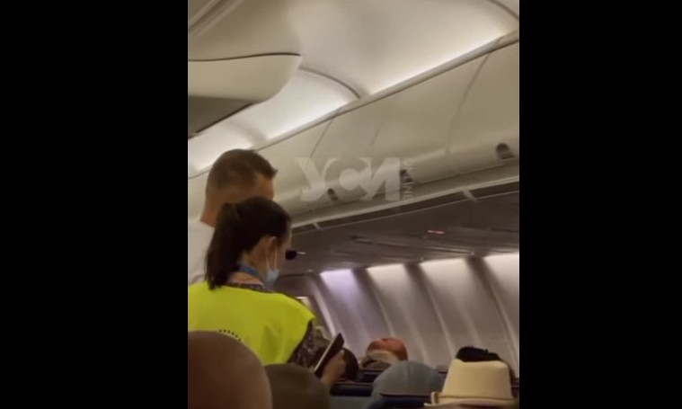 В Одессе с рейса в Анталью под аплодисменты сняли пассажира (ВИДЕО)