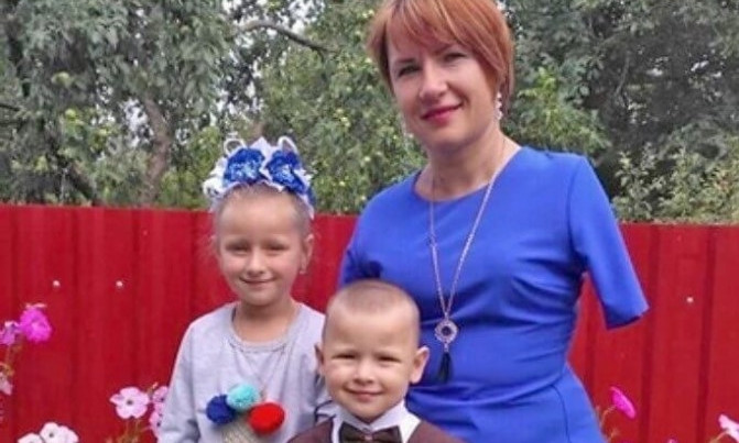 Украинка, родившаяся без рук, сама растит двух детей и ведет хозяйство 