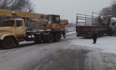 В Кривом Роге грузовик перекрыл движение