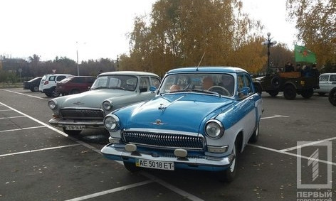 Ко Дню автомобилиста в Кривом Роге провели выставку ретро-автомобилей