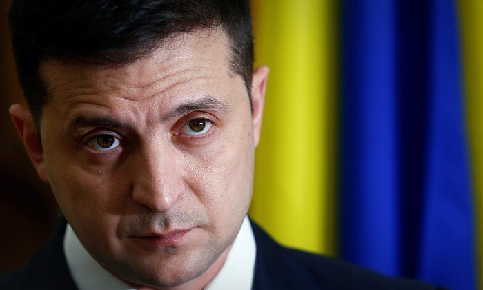 На митинг в поддержку Стерненко его сторонники принесли постер, где Зеленский изображен в образе Лукашенко
