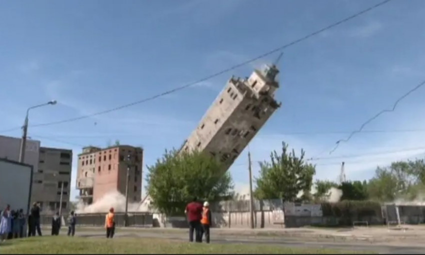 В Харькове произошло зрелищное крушение здания старого элеватора (ВИДЕО)
