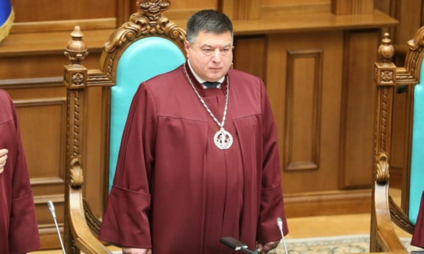 Улетел загорать: стало известно, где находится «отстраненный» глава КСУ Александр Тупицкий