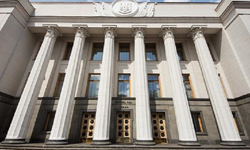 Во время заседания Верховной Рады «слуги народа» активно обсуждали исчезнувшие шторы
