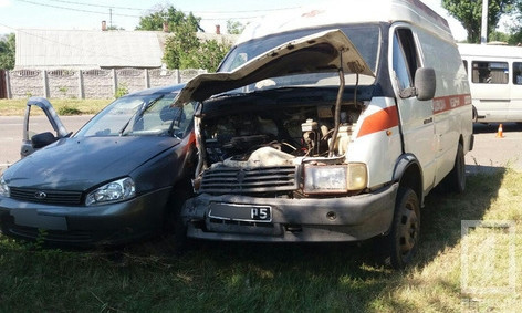 В Кривом Роге столкнулись Lada и военная "скорая помощь"