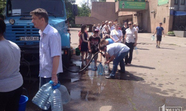 Жители Кривого Рога в поисках воды опустошают прилавки и выстаивают очереди