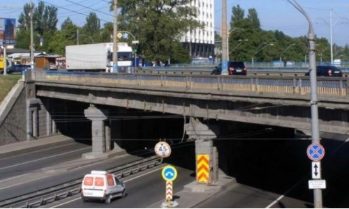 В Киеве кусок "уставшего" моста упал и пробил лобовое стекло машины (ВИДЕО)