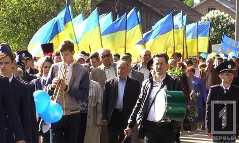 Под сине-жёлтыми знаменами: в каком районе города прошёл самый патриотический парад?
