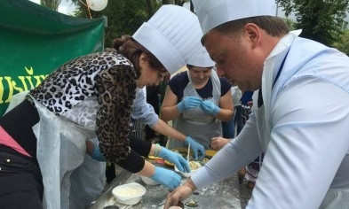 В День Европы чиновники накормили криворожан собственноручно слепленными варениками