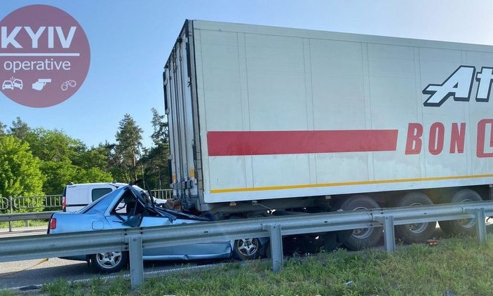 На киевской трассе легковушка врезалась в припаркованную на обочине фуру: водитель грузовика вернулся и увидел страшную картину (ФОТО, ВИДЕО)