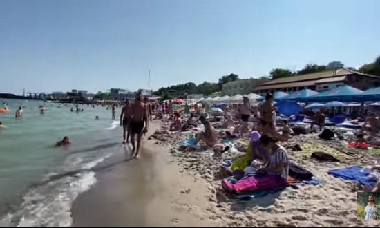 На одесских пляжах мусор зарывают прямо в песок (ВИДЕО)