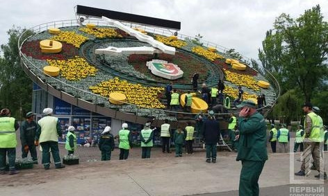 С цветочных часов в Кривом Роге снять новогоднюю атрибутику решили в мае