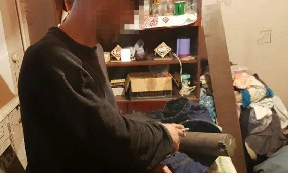 В Кривом Роге мужчина прятал у себя дома под шкафом гранатомет