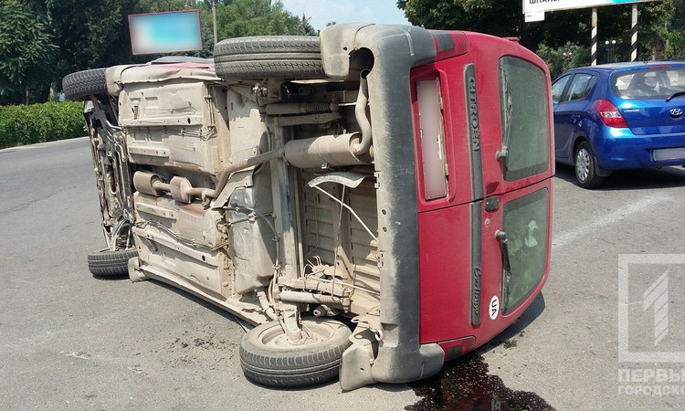 В Кривом Роге в результате ДТП перевернулся фургон