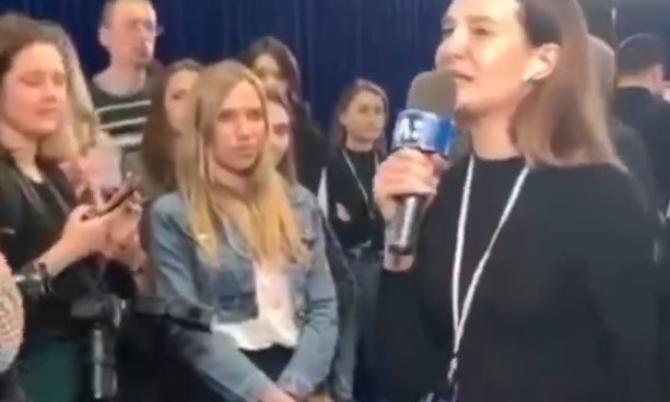 В сети обсуждают журналистку ТВ, которая весьма странно себя вела и обращалась к "Карэну" (ВИДЕО)