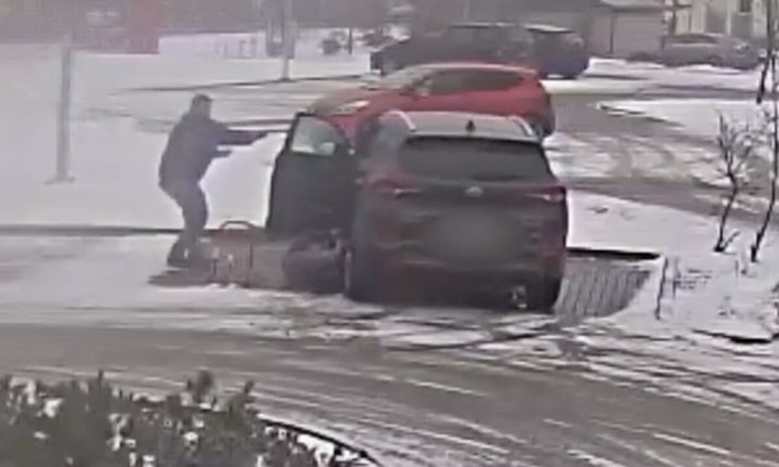 В столице автомобиль наехал на свою хозяйку