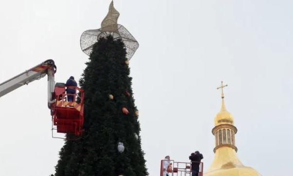 Скандальную шляпу с новогодней елки в Киеве все же снимут