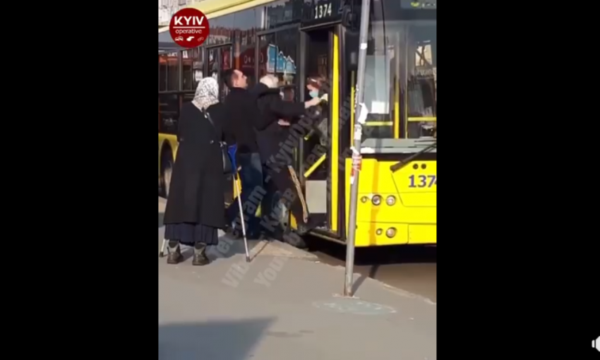 В столичном троллейбусе "выкинули" пожилого мужчину, у которого не было маски и спецпропуска (ВИДЕО)