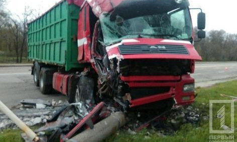 В Кривом Роге грузовик врезался в столб