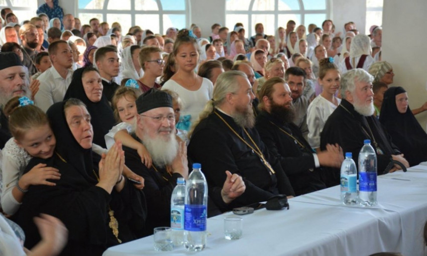 На Рівненщині Московський патріархат примусив дітей співати під портретом царя