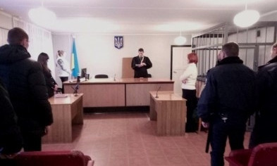 Почему преступника, напавшего на полицейского, выпустили прямо из зала суда?
