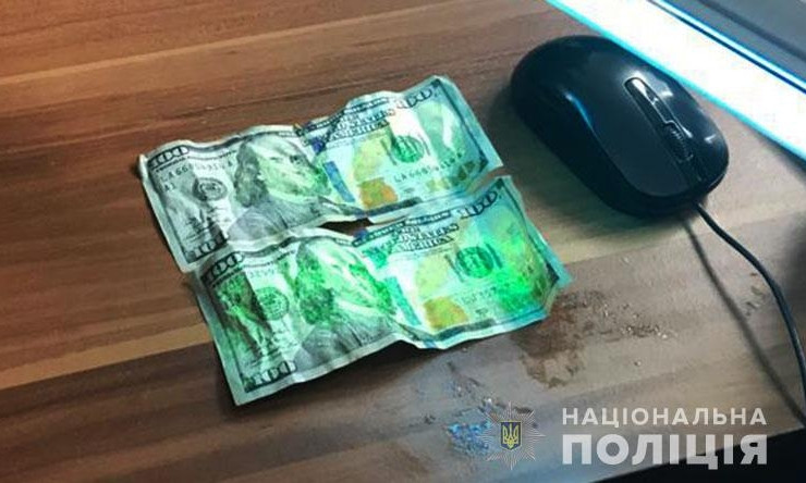 Пограничник пытался съесть 200 долларов (фото)