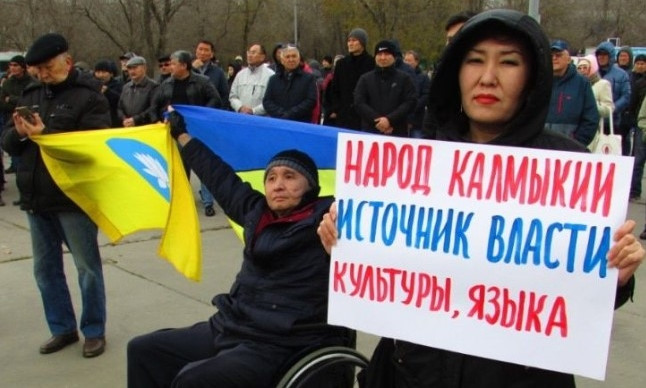 Жители Калмыкии устроили массовые протесты, развернув флаги Украины (ВИДЕО)