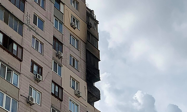 На Позняках вновь беда: на той же улице, где произошел ранее взрыв, загорелась многоэтажка (ФОТО, ВИДЕО)