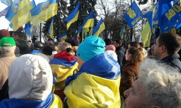 Украинцы штурмуют Верховную Раду, выступая пикетом против продажи земли (ФОТО)