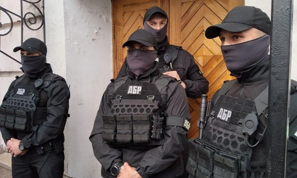 ГБР "похитили" таможенные декларации на картины Порошенко: в ГБР заявили, что приехали лишь вручить экс-президенту повестку (ФОТО, ВИДЕО)