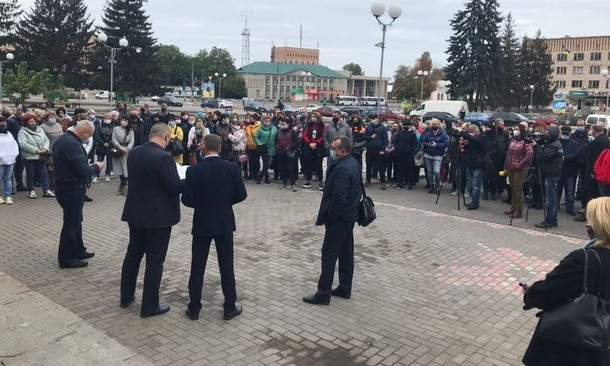 Под Черкассами люди протестуют и требуют не вводить ограничения: город попал в "красную" зону (ФОТО)