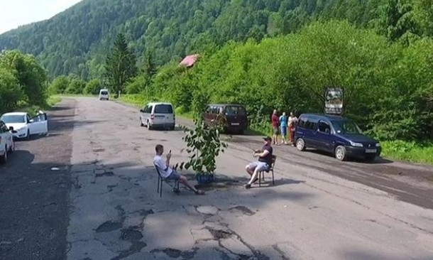 Закарпатцы рыбачили в луже посреди дороги