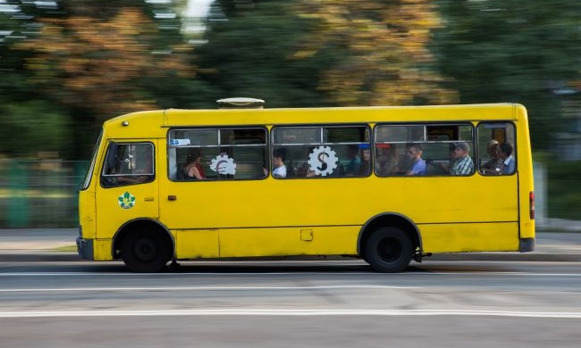 В Одессе мужчина накинулся с кулаками на беременную женщину в маршрутке (ВИДЕО 18+)