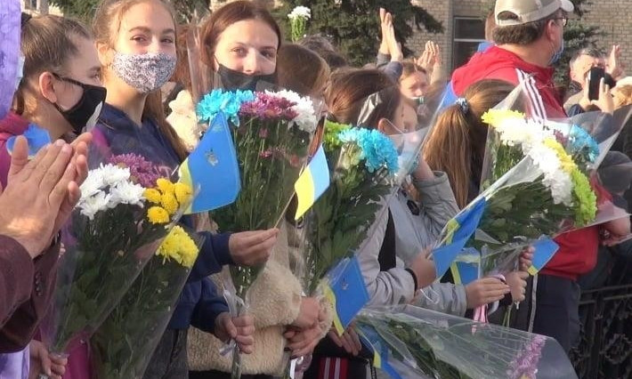 Жители Луганской области аплодисментами провожали пожарных, задействованных в ликвидации масштабных возгораний (ВИДЕО)