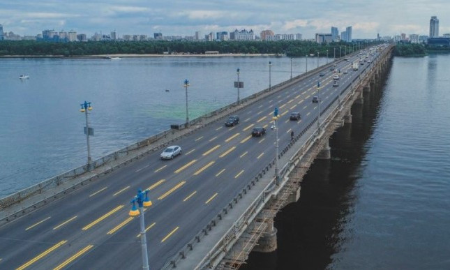 Мост Патона в очередной раз превратился в водопад: прорвало трубу в двух местах (ВИДЕО)