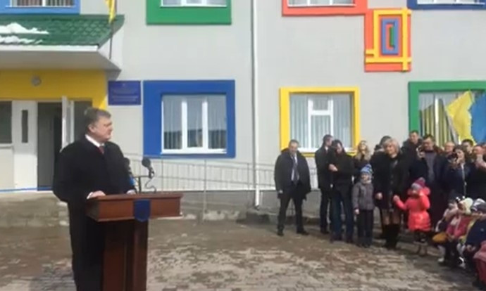 Охорону Порошенка під час відкриття дитсадка мало не «прибила» бурулька: відео