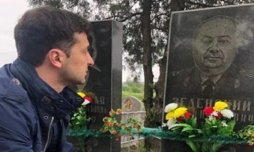 В оккупированном Донецке на марше несли портрет деда Владимира Зеленского, который участвовал в ВОВ (ВИДЕО)