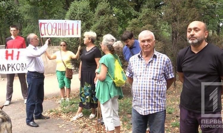 Нет предела жестокости: в знак протеста против парковки митингующие повесили собаку