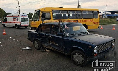 В Кривом Роге ВАЗ протаранил машину медиков