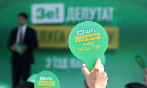 Не хочу вам отвечать: нардеп "Слуги народа" игнорировал вопрос об увольнении Сытника и резко ответил журналистам (ВИДЕО)