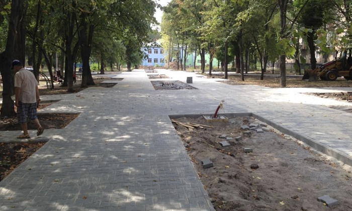 В Покровском районе продолжаются работы по благоустройству заброшенного сквера