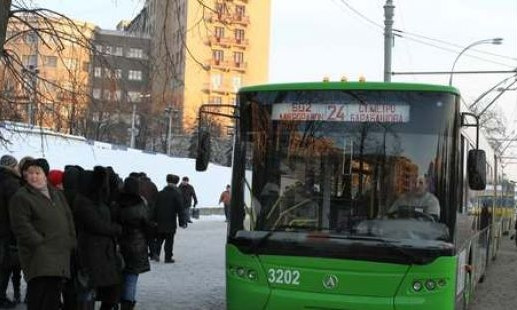 Плюют в лицо, распыляют газ, таскают по салону: в харьковском транспорте дебоширят пассажиры