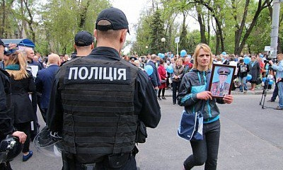 Прокуратура Днепропетровщины просит помочь идентифицировать "титушек", избивших ветеранов АТО 9 мая
