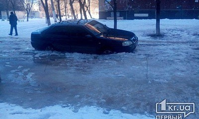 В Кривом Роге автомобиль провалился под лед под подъездом дома
