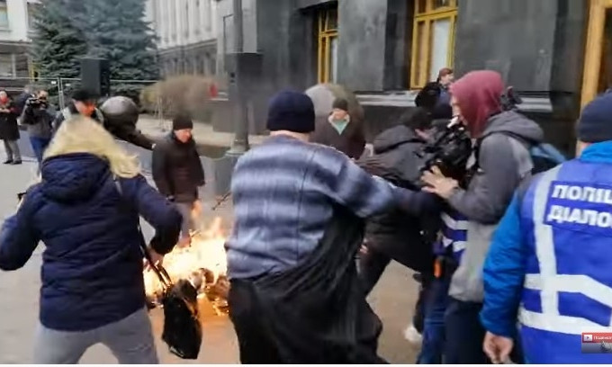 Поджег себя сам: у Офиса президента мужчина пылал у всех на глазах (ФОТО 18+)
