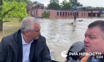 В оккупированном Крыму Аксенов плыл по затопленной Керчи на лодке, а за ней кролем по улице плыли люди в одежде, похожей на форму МЧС (ВИДЕО)